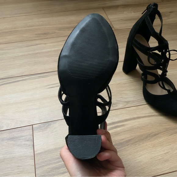 Black strapped heels - Picture 4 of 4